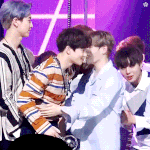 [EXO] 엑소한테 열심히 인사하는 귀여운 <b>지훈이</b>