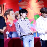 [시우민] 무릎활용도 <b>예사</b>롭지 않은 시우민 ㅇㅇ