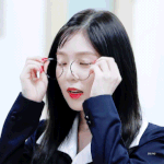 80년대 교복입고 똘똘이 안경까지 쓴 아이린