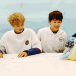 서로의 초상화를 그린 아이즈.gif