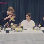 [EXO] 민석이 <b>빵</b>먹는거 애들 쳐다보는거 봐 ㅋㅋㅋ