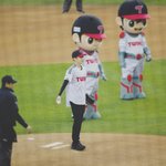 [시우민] <b>옆</b>에 마스코트 인형보다 더 인형같은 시우민이다...
