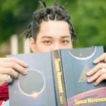 [EXO] 종인이 들고 있는 <b>책</b>이
