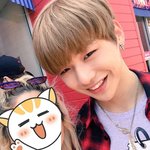 [강다니엘] 팬과 찍은 사진인데 어쩜 얼굴형이 저래? 감성 돋게...