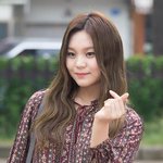 넘나 여성스러운 여자친구 <b>엄지</b>