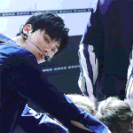 [황민현] 얘들아 정신줄 꽉 잡구있지? <b>미녀</b>니보구 힘내