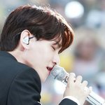 [백현] 백현이 마이크 든 모습은 언제봐도 <b>설레</b>...