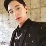제가 잘생겼는지 여러분에게 <b>평가</b>받고싶어서 올립니다