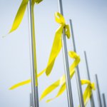 가방에 노란<b>리본</b>달고다니면 찐따같아?