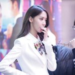 이 언니들 수트 매일 입혀<b>조라</b>