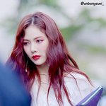 <b>시크</b>한 표정 짓는 여돌