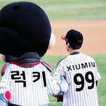 [시우민] 시우민과 팔짱낀분 부럽다ㅠㅠ