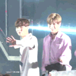 [강다니엘] 슬로건 받는 <b>시늉</b>해듀는 녤 움짤