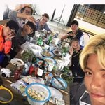 [시우민] 이불밖 요가선생님 인스타에 시우민과 집<b>돌이들</b>