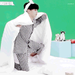 [시우민] 시우민 뒷발로 이불 <b>팡팡</b>