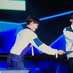 [EXO] 아나진짜 누가 얘 <b>전기파리채</b>좀사줘라