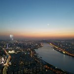 [드루와] 위 <b>리빙</b>인어 디쁘런 타임존 바꿔버린 낮과 밤이야 에예