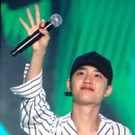 [EXO] 전야옷에 <b>캡모자</b>를 썼는데 잘어울리네