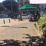 신호등 앞에 자리잡고있는것도 모잘라 솔직히 이건 <b>길막</b>이라봅니다.