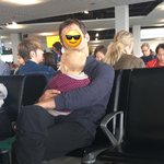 정성스레 아기를 돌보는 젊은 아빠를 보다 눈물이 났어