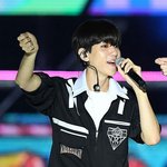 [백현] [사진]엑소 백현,'<b>여심</b> 녹이는 열창'