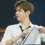 강다니엘 <b>셔츠핏</b> 때문에 죽겠음~~