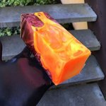 만지면 안될 것 같은 용암 <b>벽돌</b>