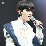 [백현] 파워의상 <b>셔츠</b> 예쁘다!
