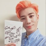 BTS 제이홉에게 싸인<b>CD</b> 받은 아이돌.jpg