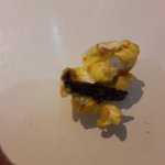 [영화관] 롯x시네마 수x산관에서 팝콘을 먹다 나온 이물질