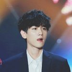 [백현] ㅋㅋ 백현 싸인볼이 공중<b>부양</b>한다는...