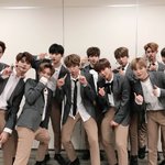 [강다니엘] 공식 계정 홍콩팬밑단체<b>컷</b>
