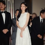 어제 한 모델의 화이트 드레스