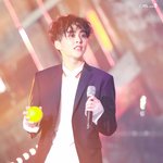 [시우민] (시우민)<b>집사</b>한테 같이 놀아달라고 쳐다보는 슈냥이라고