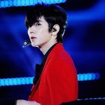 [최민기] 빨간 정장 + <b>프릴</b>입어도 얼굴이 제일 화려해