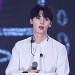 모태솔로라는 워너원 멤버 포옹법 <b>gif</b>