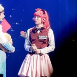 콘서트 중 가수 치마 속 대놓고 보는 변태(극혐)