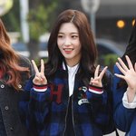 오늘자 정채연 뮤뱅출근길