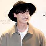 패션<b>위크</b>가 끝나도 남아있는 이종석 아우라,,