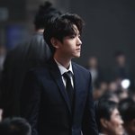 [백현] 백현 분위기 너무 <b>왕족</b>(이지말입니다)