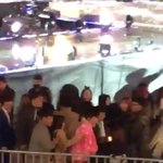 [시우민] 시우민 핑쿠담요 하고 <b>퇴장</b>하는거 봄?