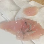 [꼭봐주세요] 공장 바닥에 떨어진 닭가슴살을 판매???