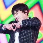 [시우민] 추운날씨에 힘들게 하트를 <b>생산</b>하는 시우민