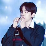 [백현] 이 때 머리한<b>가닥</b> 내려와서 코 더 높아보이는 백현이