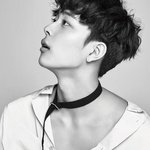 <b>턱</b><b>선</b> 좀 봐라...
