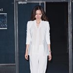 실크 재질 화이트 슈트 핏