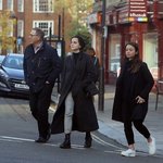 산책하다가 갑자기 <b>신난</b> 엠마 왓슨