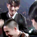 디오 <b>빡빡머리</b>에 뽀뽀하는 백현ㅋㅋㅋㅋㅋㅋㅋㅋㅋㅋ