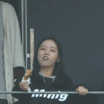 [드루와] 야구장에서 닭다리 뜯는 <b>혜리</b> gif