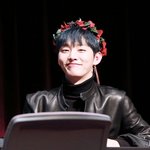 [윤지성] 왜 꽃이 화관을 쓰고있냐